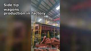 O mineral de lastro lateral do cascalho da descarga da descarga do vagão derruba vagões ferroviários